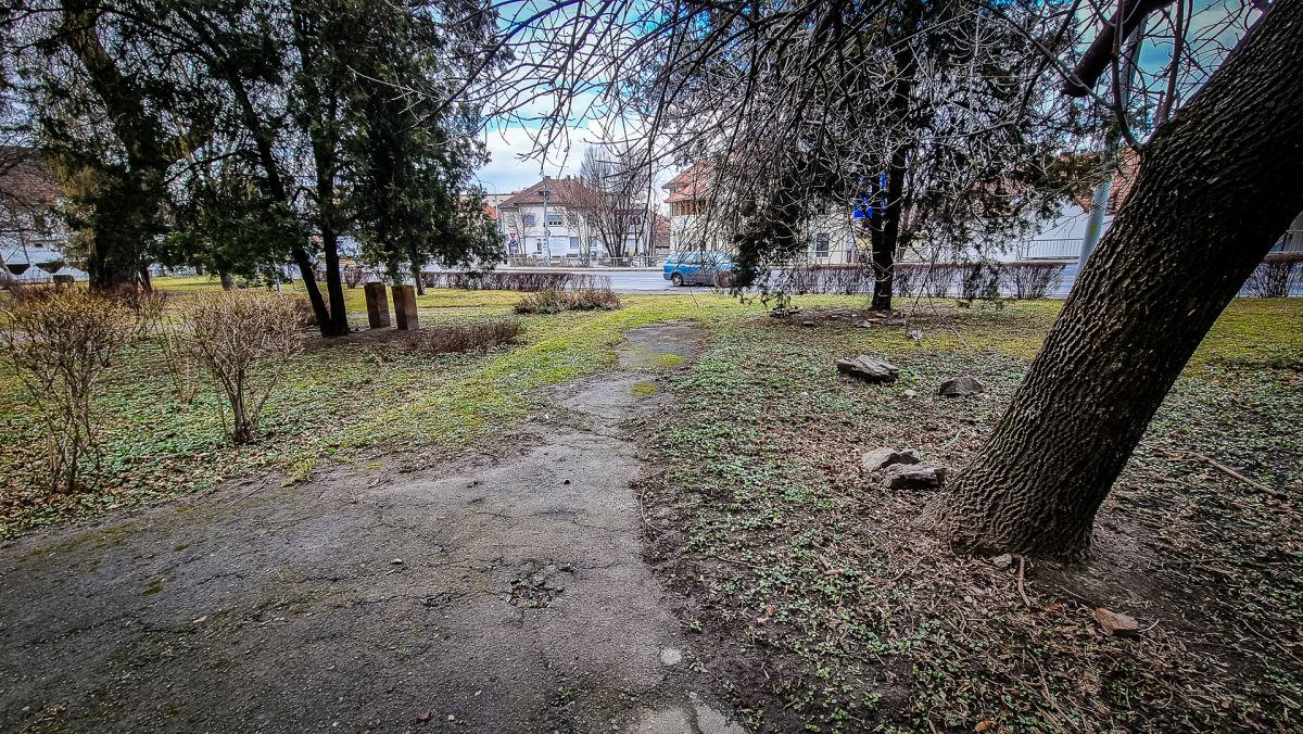 FOTO Parcul de pe Șoseaua Alba Iulia, într-o stare jalnică. Primăria: ”Reabilitarea necesită demersuri speciale”