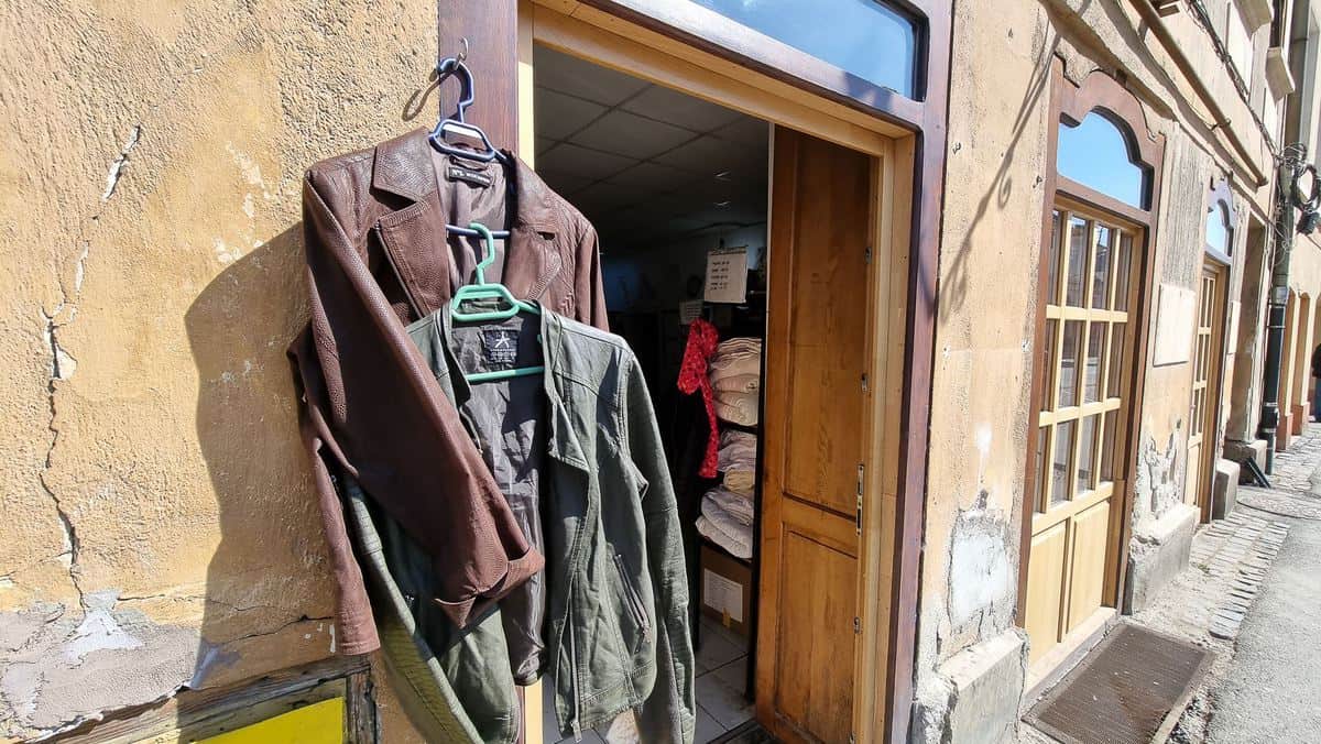 Sunt second-hand-urile din Sibiu o afacere profitabilă ? Clienții încântați, proprietarii magazinelor, nu prea