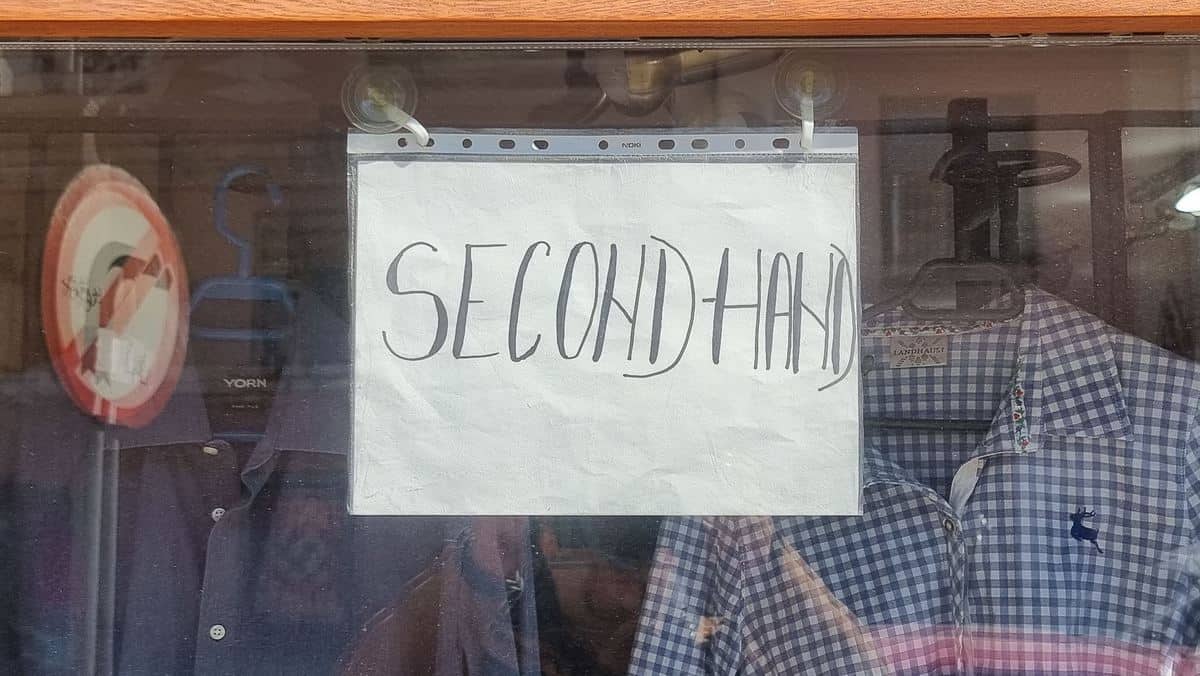 Sunt second-hand-urile din Sibiu o afacere profitabilă ? Clienții încântați, proprietarii magazinelor, nu prea