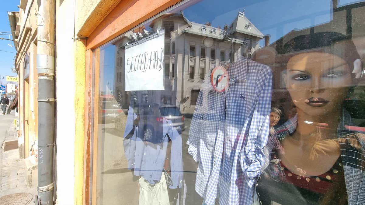 Sunt second-hand-urile din Sibiu o afacere profitabilă ? Clienții încântați, proprietarii magazinelor, nu prea