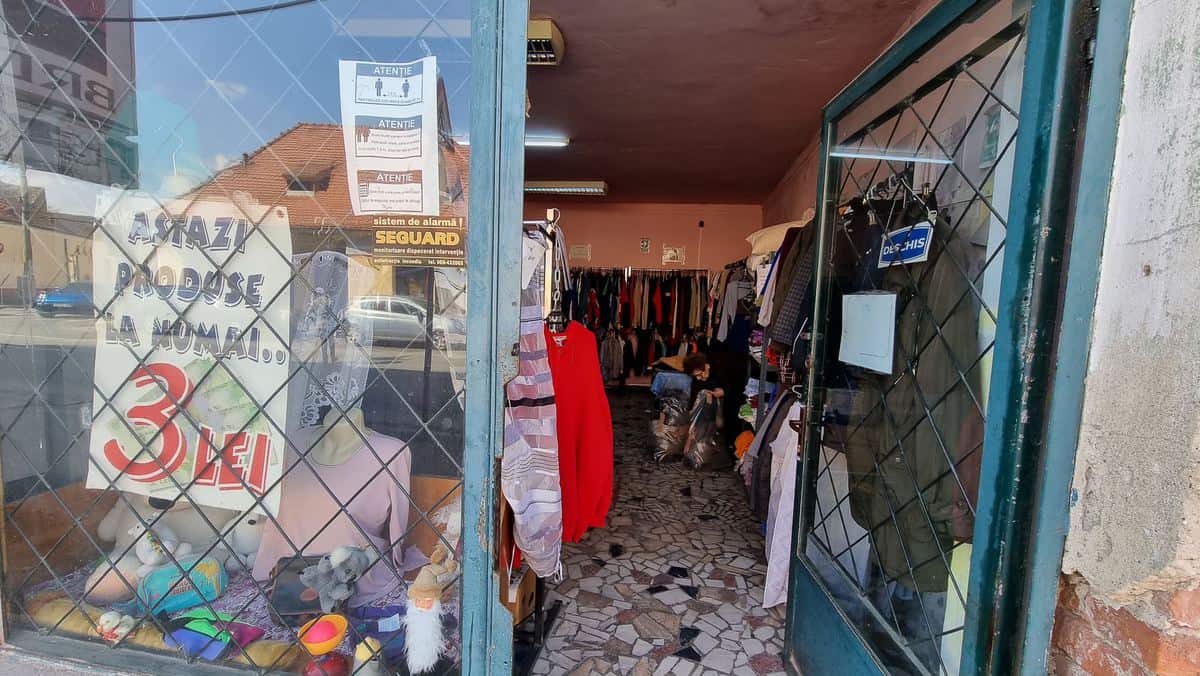 Sunt second-hand-urile din Sibiu o afacere profitabilă ? Clienții încântați, proprietarii magazinelor, nu prea