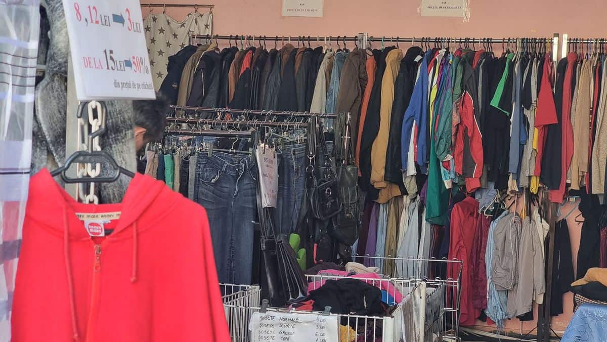 Sunt second-hand-urile din Sibiu o afacere profitabilă ? Clienții încântați, proprietarii magazinelor, nu prea