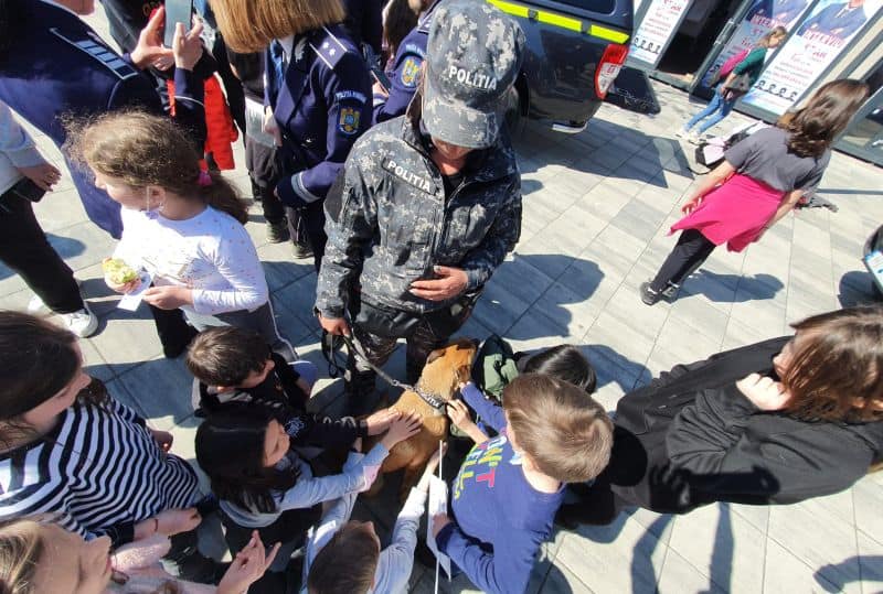 video foto ziua poliției la sibiu - mascații și câinele tasha, atracția zilei