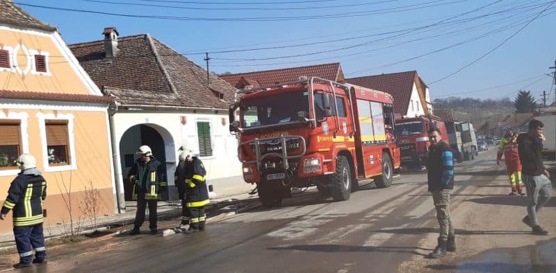 O casă a ars aproape în totalitate într-un incendiu la Laslea