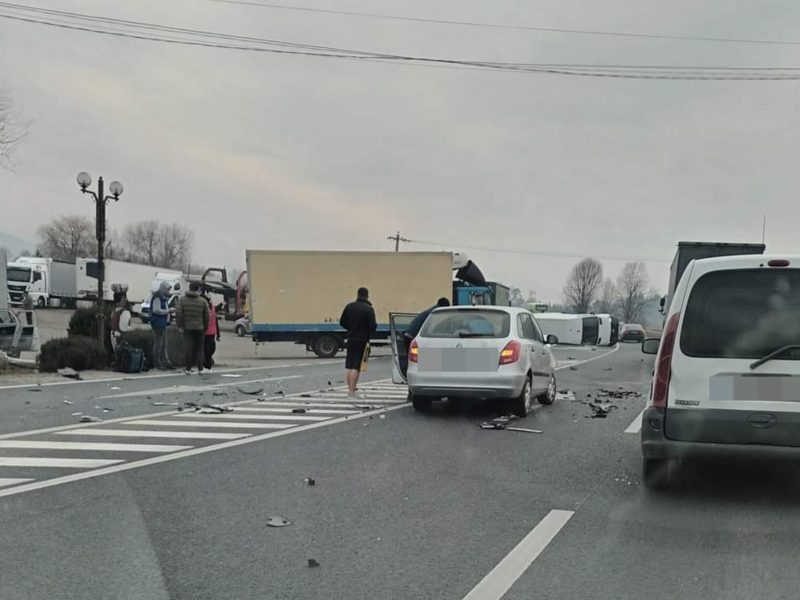 FOTO: Accident cu trei mașini pe DN1 la Avrig - Șoferiță de 20 de ani, rănită