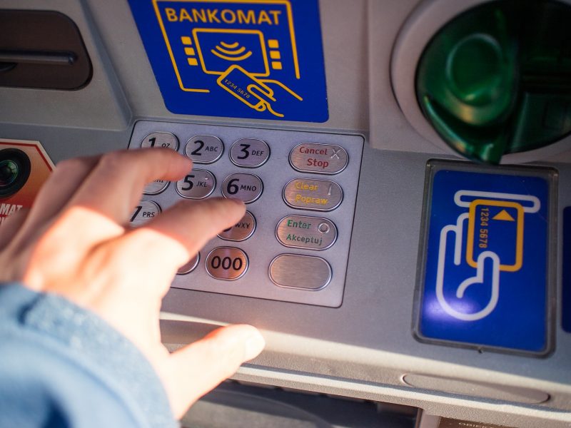 românii își retrag banii de la bancă - războiul îi sperie