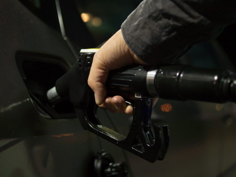 scad prețurile la carburanți - motorina și benzina mai ieftină cu 10 bani