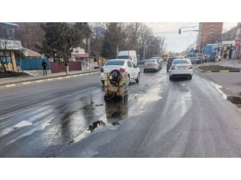 un bărbat a cumpărat 1.000 de litri motorină - a umplut un rezervor de plastic și s-a răsturnat pe șosea