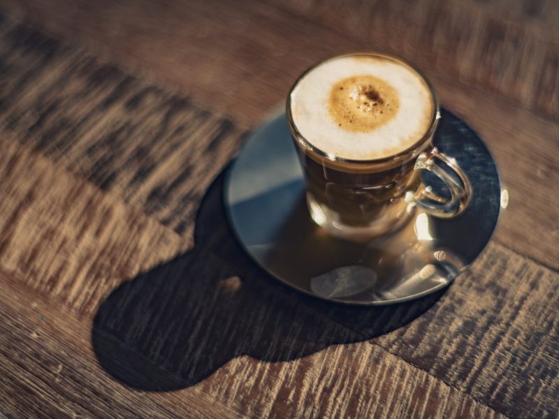 Vicii tot mai scumpe – Un cappuccino ajunge și la 20 de lei în unele localuri