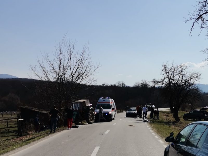 Accident cu două victime în Cisnădioara - Un șofer aflat în depășire a lovit un tractor 