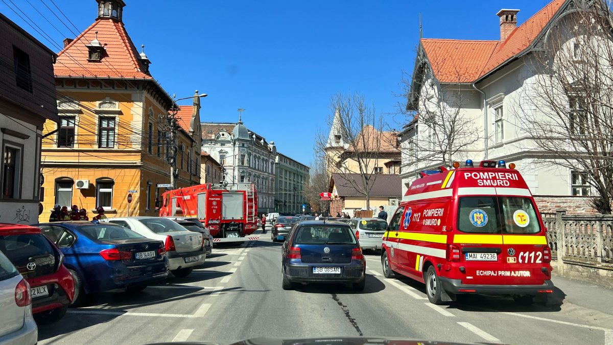 Trafic blocat pe strada Crișanei din Sibiu - Au luat foc cablurile de pe un stâlp