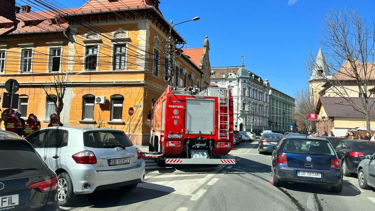 Trafic blocat pe strada Crișanei din Sibiu - Au luat foc cablurile de pe un stâlp