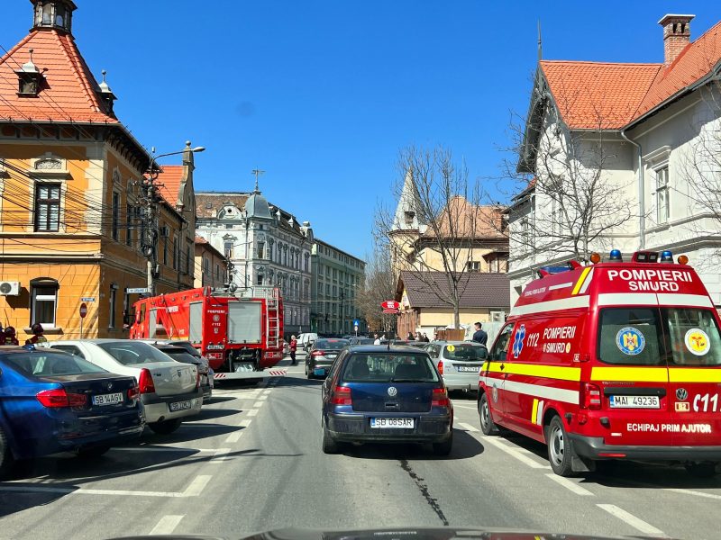 trafic blocat pe strada crișanei din sibiu - au luat foc cablurile de pe un stâlp