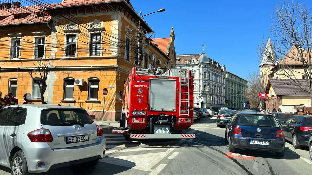 Trafic blocat pe strada Crișanei din Sibiu - Au luat foc cablurile de pe un stâlp