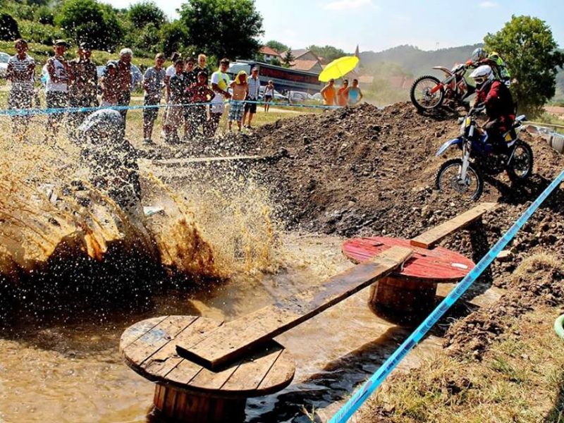 enduro meeting sibiu revine - enduriștii își dau întâlnire la hamba să înfrunte un traseu de 10 kilometri