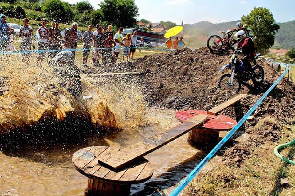 enduro meeting sibiu revine - enduriștii își dau întâlnire la hamba să înfrunte un traseu de 10 kilometri