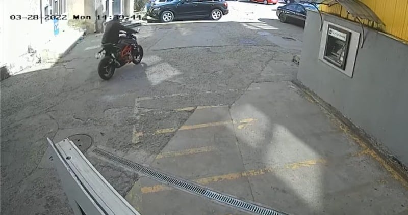 Hoț surprins de camere de supraveghere - Este căutat de proprietarul motocicletei furate