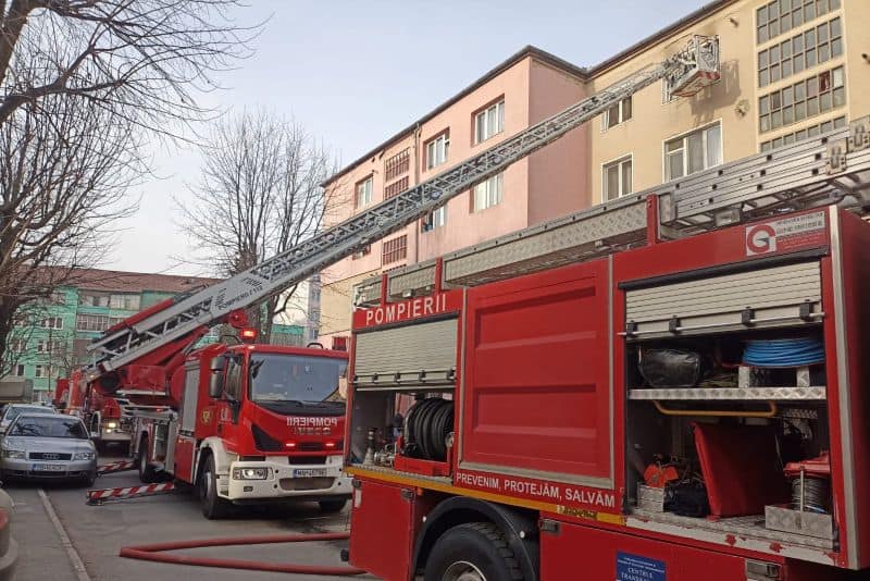 UPDATE Incendiu într-un apartament de pe Aleea Petuniei - Trei echipaje de pompieri la fața locului