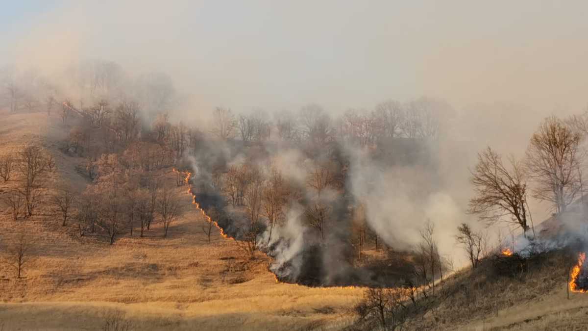 Sibiul fumegă din cauza miriștilor incendiate - Pompierii sunt epuizați, primarii spun că amenzile nu mai rezolvă nimic