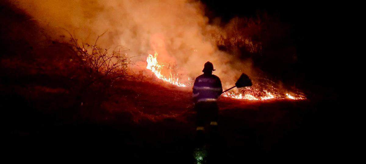 Sibiul fumegă din cauza miriștilor incendiate - Pompierii sunt epuizați, primarii spun că amenzile nu mai rezolvă nimic