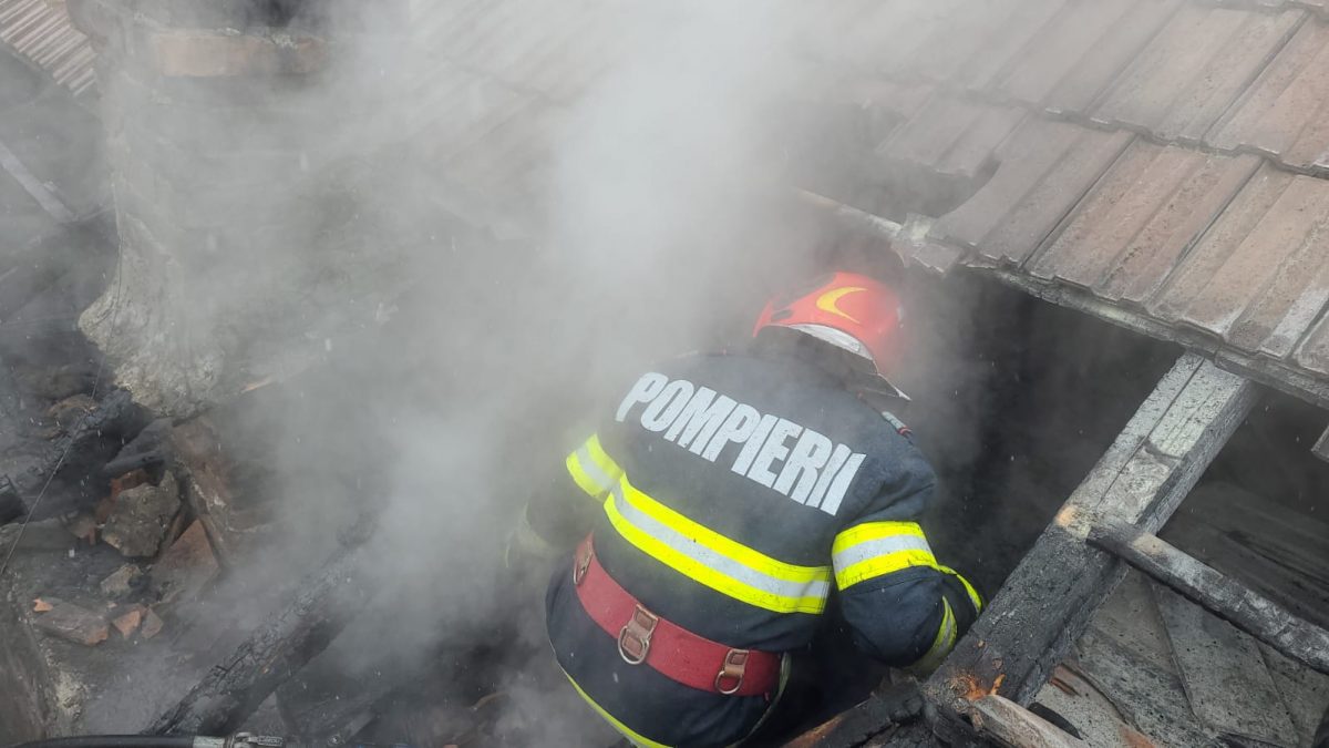 foto: incendiu la târnava - pompierii sibieni au stins focul