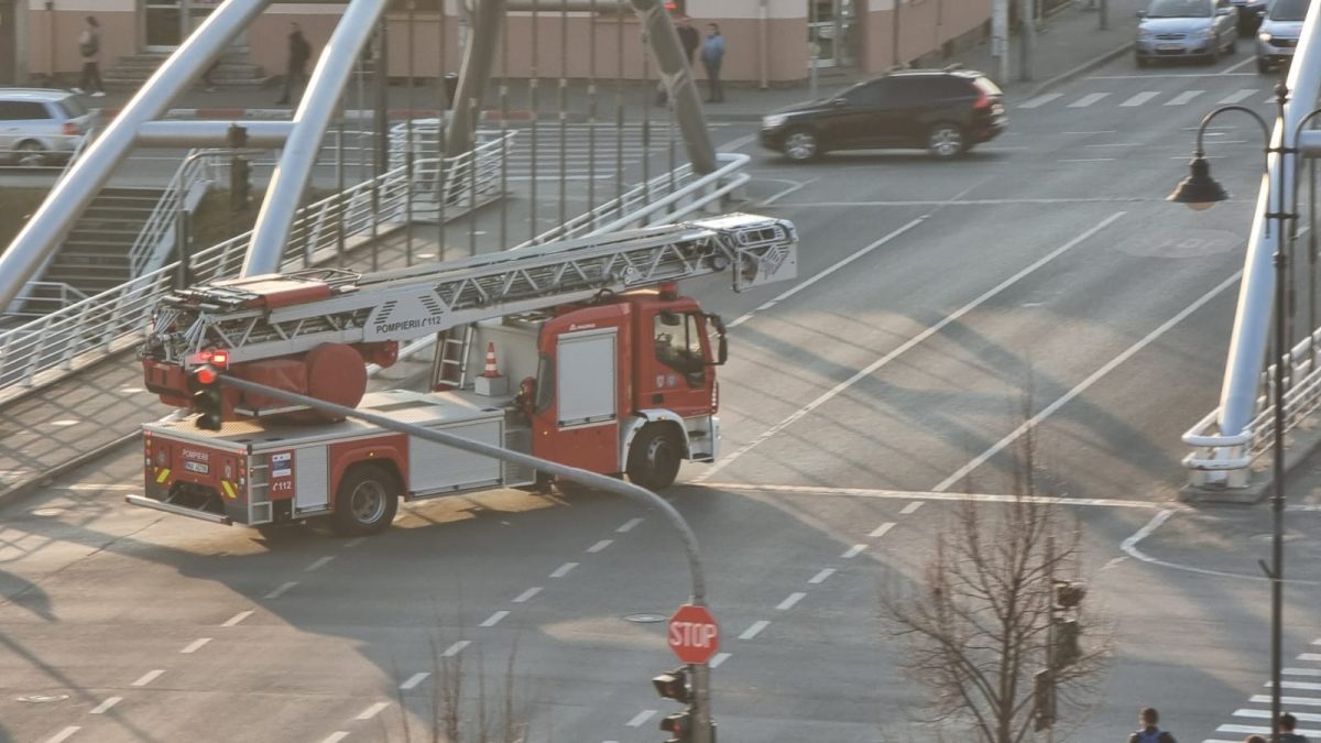 UPDATE: Casă în flăcări pe strada Ulmului din Sibiu - Bărbat cu arsuri grave