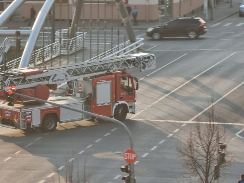 UPDATE: Casă în flăcări pe strada Ulmului din Sibiu - Bărbat cu arsuri grave