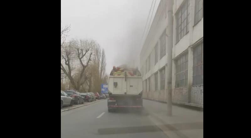 video – utilaj de adunat praful în acțiune la sibiu – nisipul e măturat și împrăștiat înapoi în aer