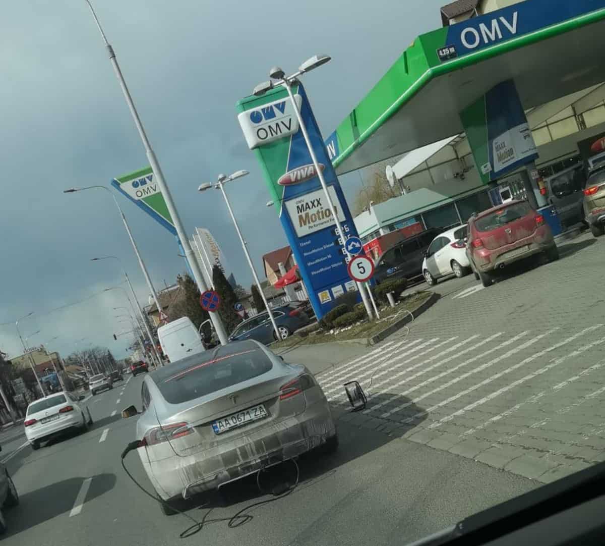 FOTO: Șofer de Tesla din Ucraina, blocat în mijlocul drumului la Sibiu - Sibienii i-au dat curent