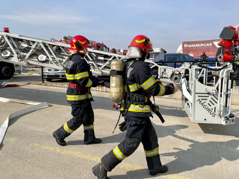 pompierii simulează un incendiu la prima shopping center