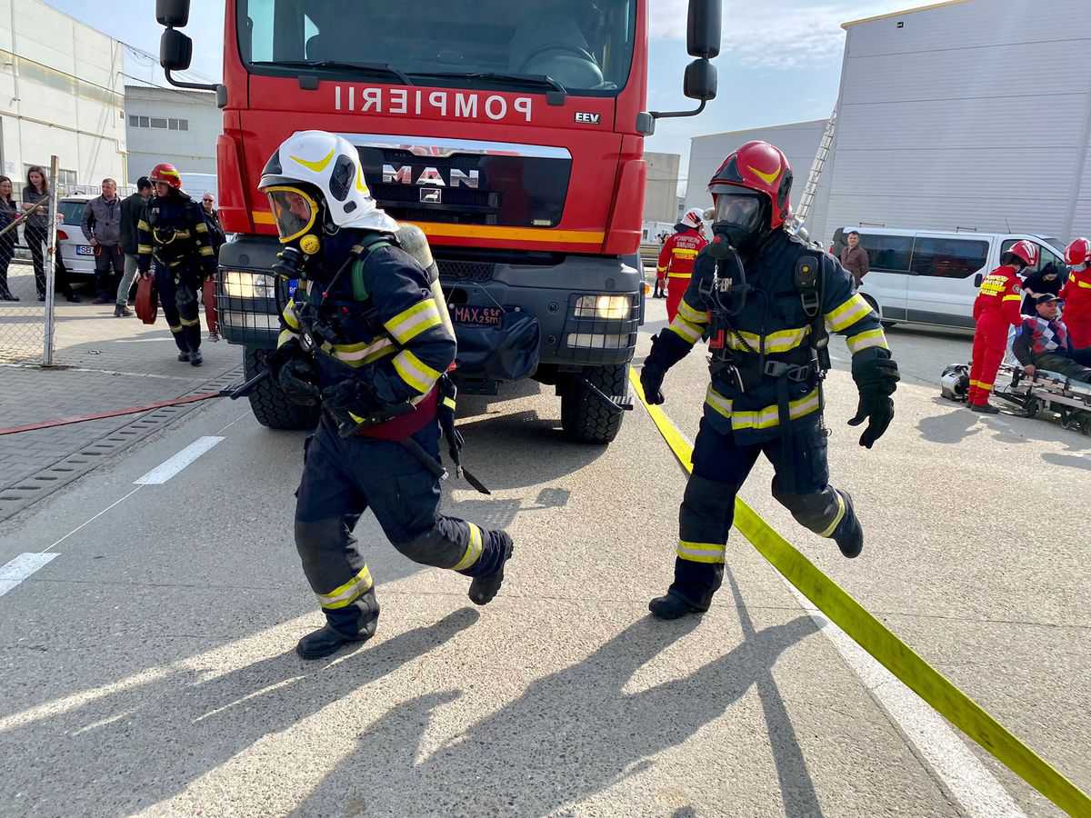 Exercițiu pe strada Ștefan cel Mare din Sibiu - Este simulat un incendiu pe o platformă industrială