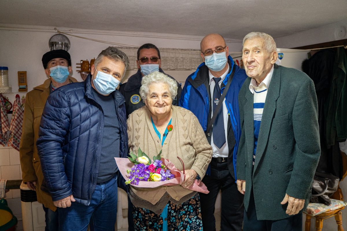 foto flori și cadouri pentru doamne veterane din mediaș de 8 martie