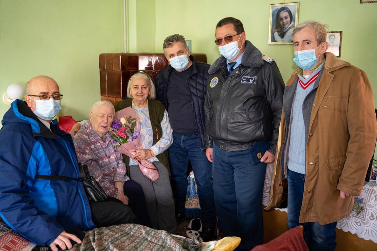 foto flori și cadouri pentru doamne veterane din mediaș de 8 martie