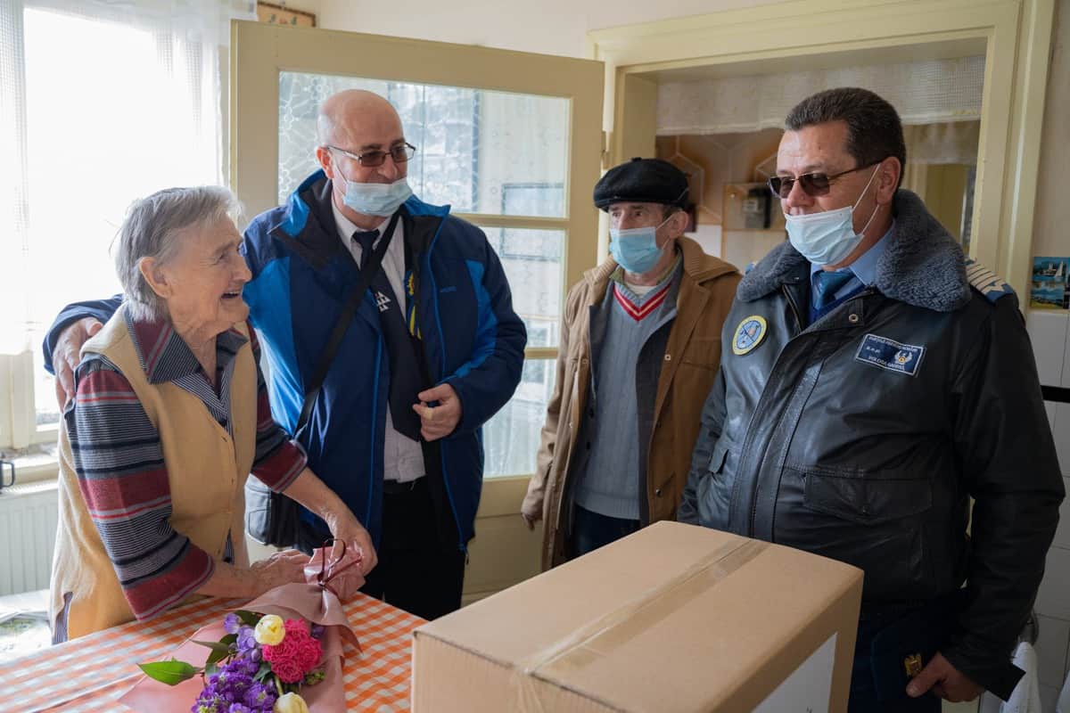 foto flori și cadouri pentru doamne veterane din mediaș de 8 martie