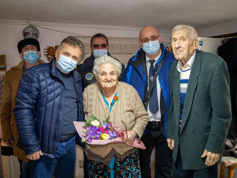 foto flori și cadouri pentru doamne veterane din mediaș de 8 martie