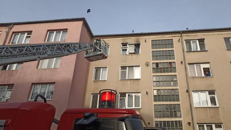 UPDATE Incendiu într-un apartament de pe Aleea Petuniei - Trei echipaje de pompieri la fața locului