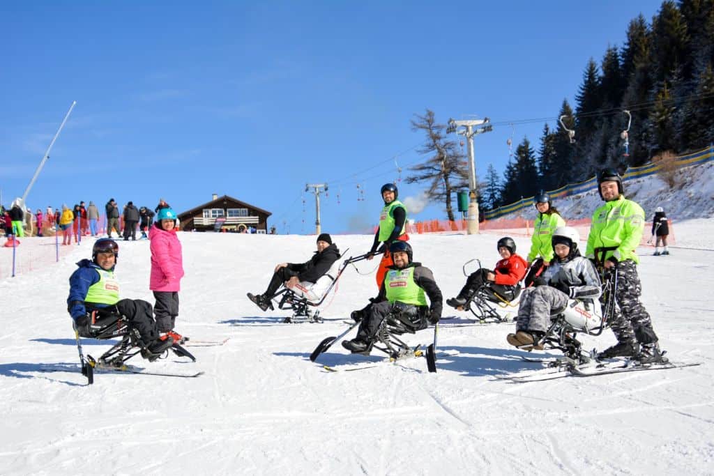 schi pentru persoane cu dizabilitati pe pârtie la arena platoș din păltiniș