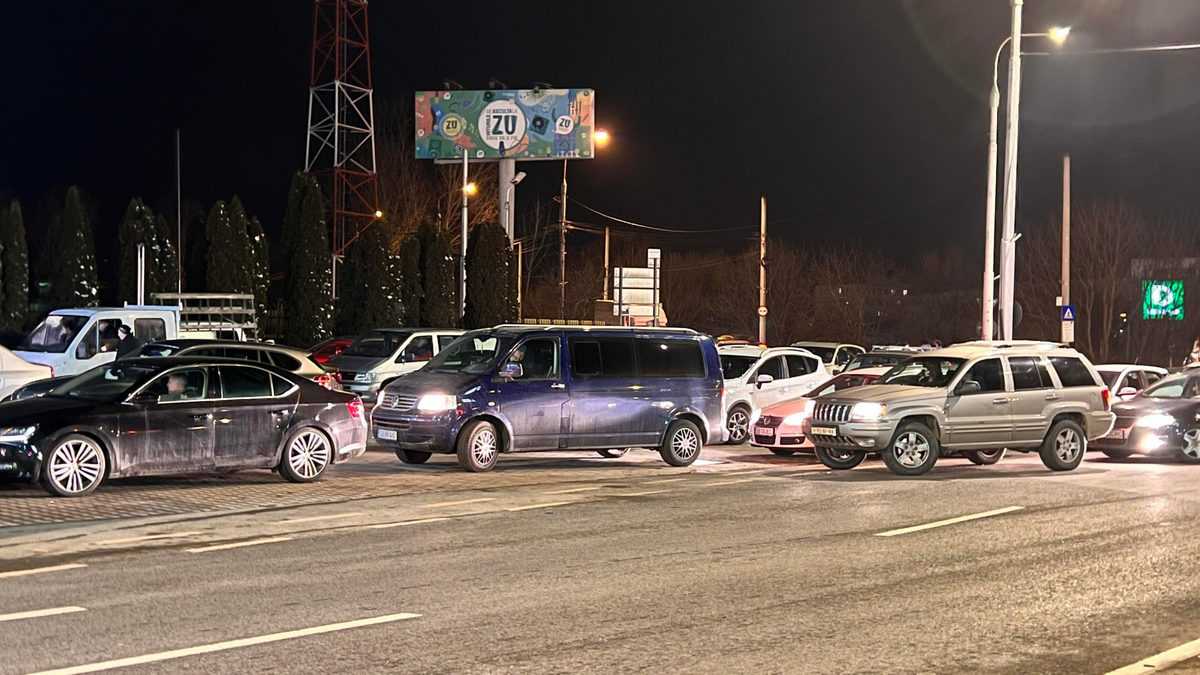 FOTO VIDEO - Cozi imense la benzinăriile din Sibiu - Oamenii își fac chiar și stocuri -Coadă și la Copșa Mică pe DN14