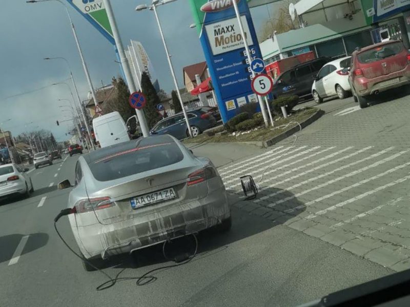 foto: șofer de tesla din ucraina, blocat în mijlocul drumului la sibiu - sibienii i-au dat curent