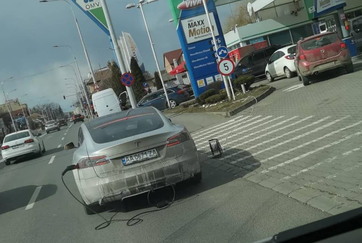 FOTO: Șofer de Tesla din Ucraina, blocat în mijlocul drumului la Sibiu - Sibienii i-au dat curent