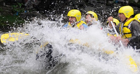 O barcă de rafting s-a răsturnat pe râul Jiu – Opt persoane căutate