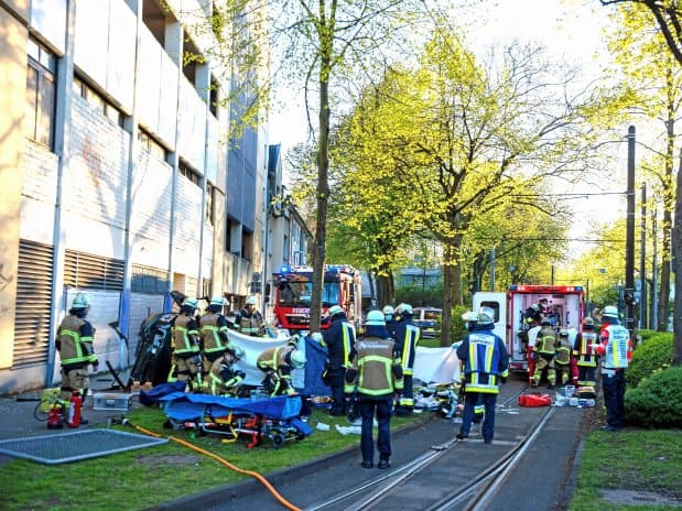 foto accident bizar în germania - au murit după ce au căzut cu mașina dintr-o parcare supraetajată