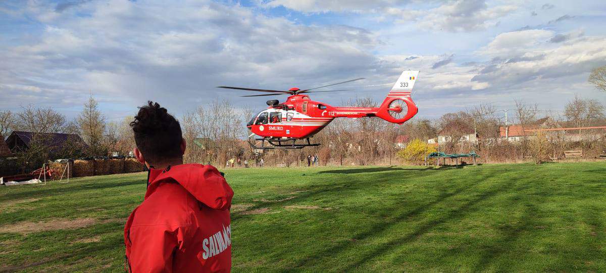 FOTO Un bărbat şi-a rupt piciorul pe un traseu din munţii Făgăraş - A fost solicitat elicopterul SMURD