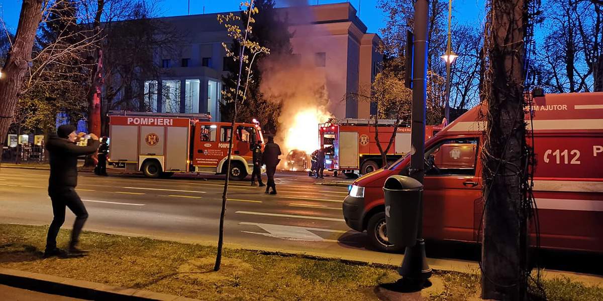 FOTO - O maşină a luat foc după ce s-a izbit de gardul Ambasadei Rusiei la Bucureşti - Şoferul a murit