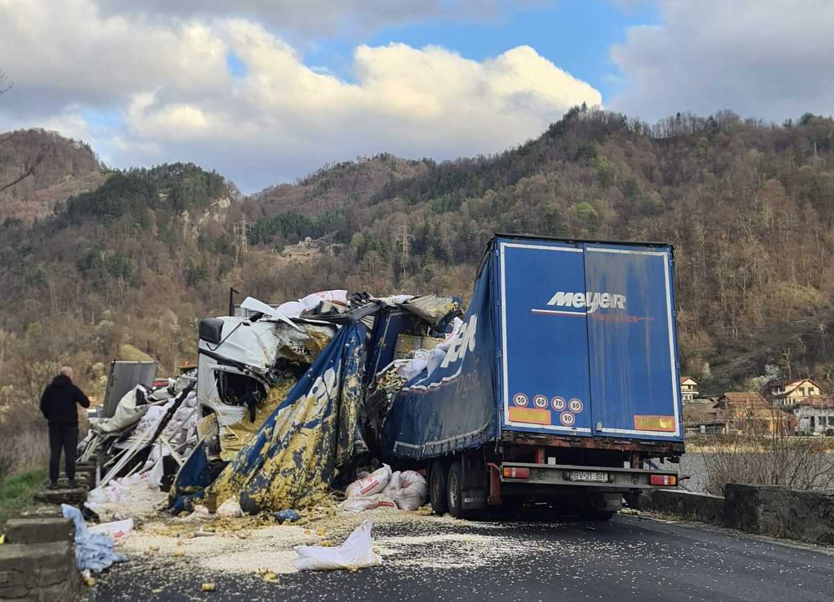 UPDATE Accident între două tiruri pe DN7 lângă Brezoi - Două persoane au murit, iar una este rănită grav