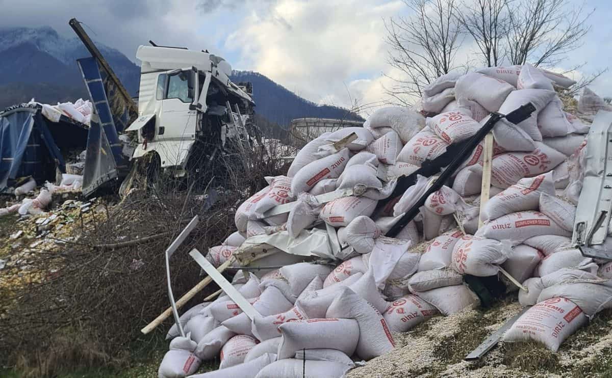 UPDATE Accident între două tiruri pe DN7 lângă Brezoi - Două persoane au murit, iar una este rănită grav