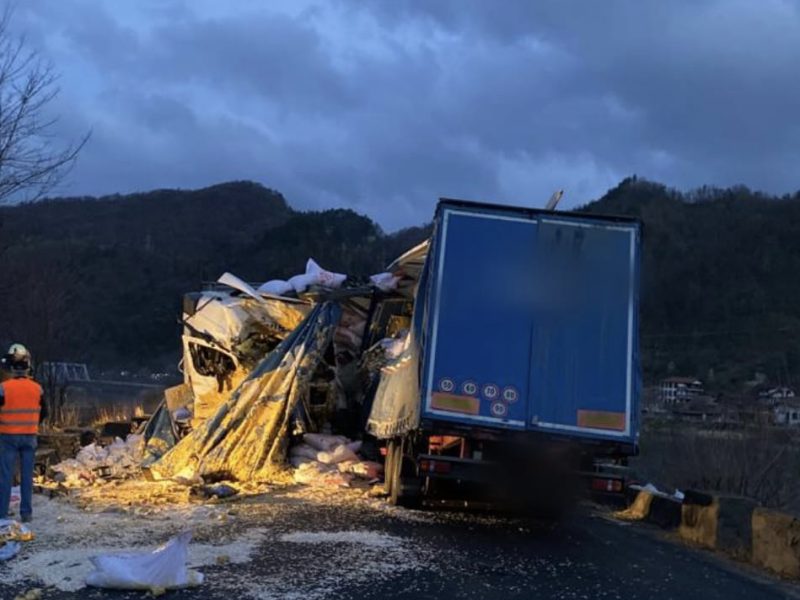 UPDATE Accident între două tiruri pe DN7 lângă Brezoi - Două persoane au murit, iar una este rănită grav