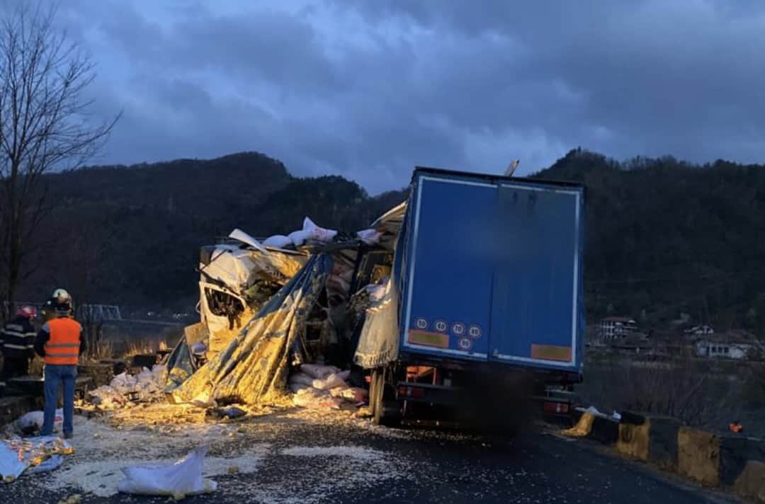 UPDATE Accident între două tiruri pe DN7 lângă Brezoi - Două persoane au murit, iar una este rănită grav