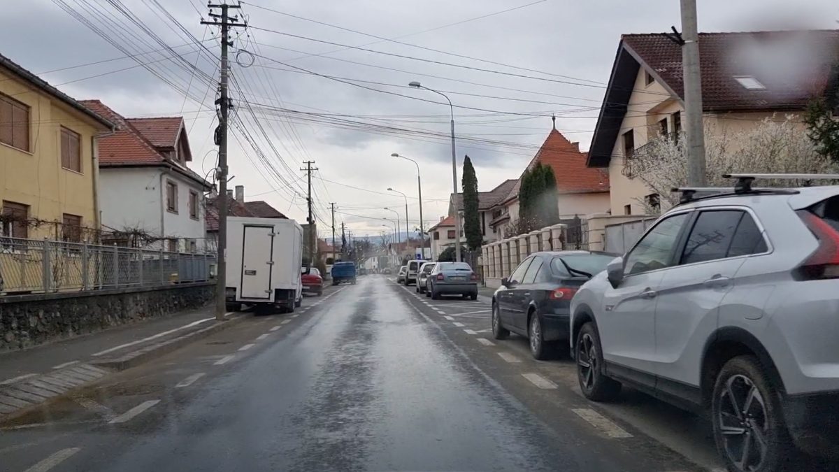 VIDEO – ”Secetă” de guri de canal pe Goga – Locuitorii se plâng: ”Apa băltește lângă trotuare și trebuie să o dăm cu mătura”