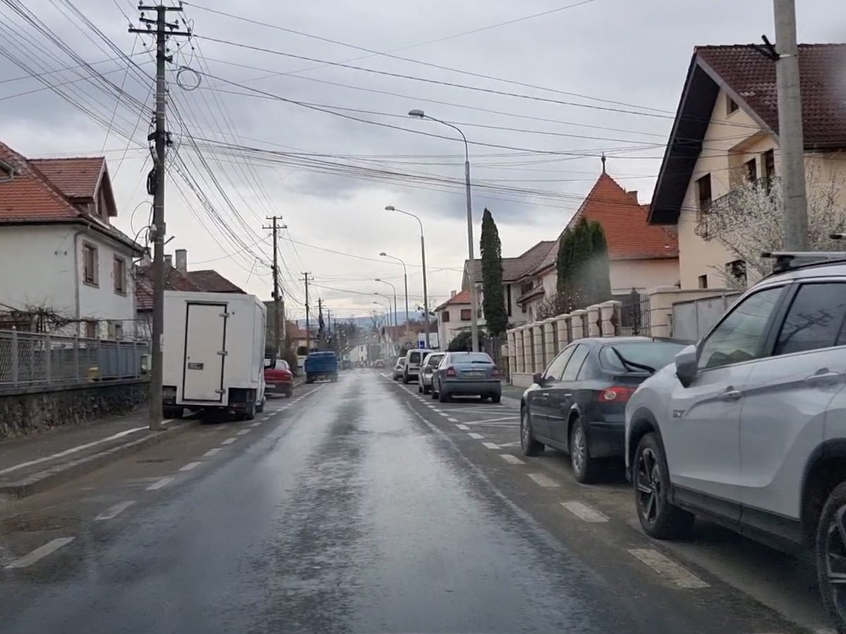 VIDEO – ”Secetă” de guri de canal pe Goga – Locuitorii se plâng: ”Apa băltește lângă trotuare și trebuie să o dăm cu mătura”